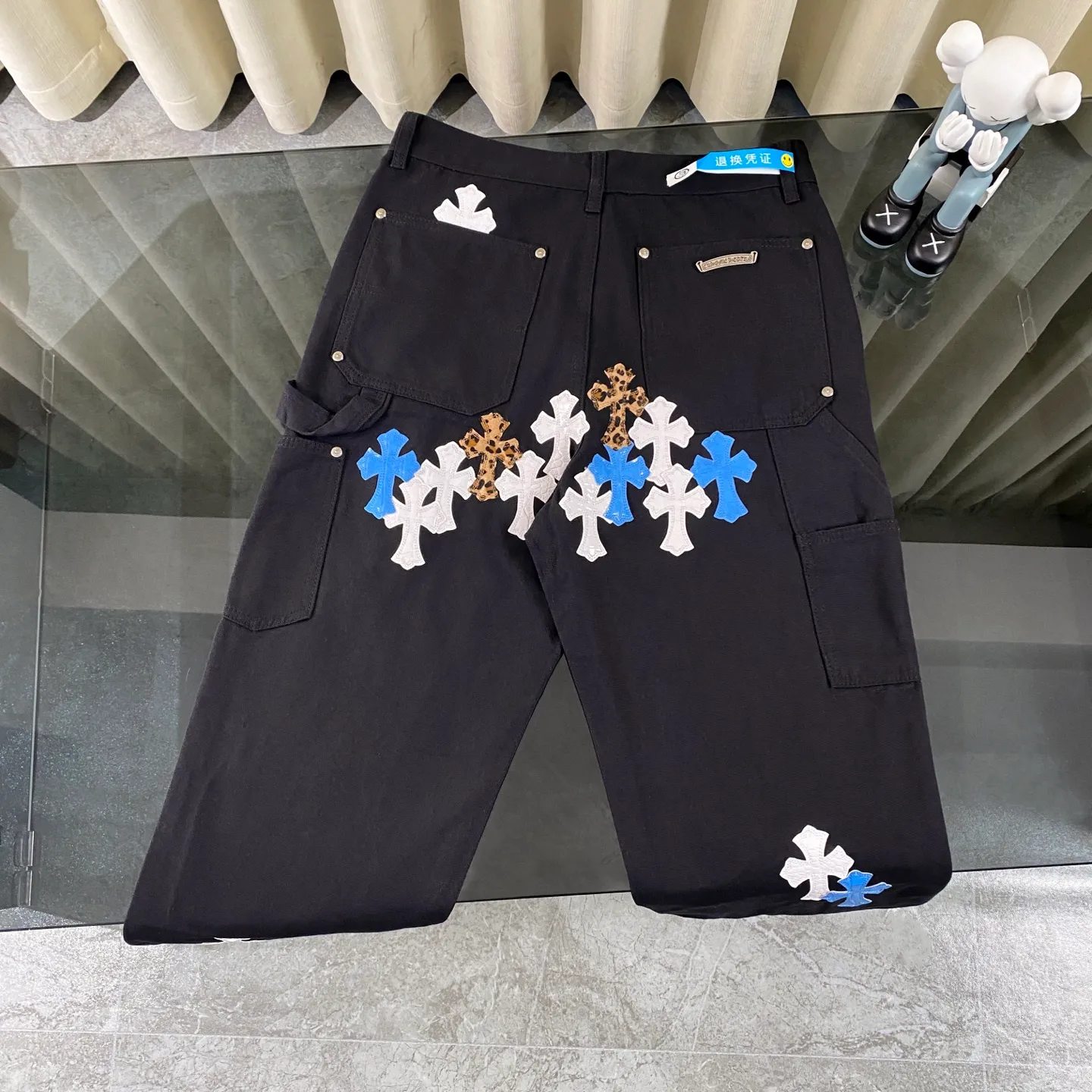 P270 CH Chromehearts limited edition leopard print blue and white cross stitched leather black work jeans logging pants. The counter price is 34W level. The patchwork cross pattern is embellished and the jeans are washed! ! An absolutely high-end luxury product, a 1.9W-level god-level single product, a super popular product, made by top heavy industry, a magic weapon that cannot be missed! [About Zangyin] This is an extremely luxurious fashion brand that can also be called the aristocracy of the high street. It has always been an exclusive brand for some hipsters or rich second generations. Compared with ordinary high streets, it is more luxurious and noble. Compared with luxury brands, it is more fashionable and individual. It has always been a brand that I have a special liking for. [Top heavy industry fashion design] Consistently high-street luxury style. Speaking of this style, the Zangyin family and GU family are definitely the leading representative brands. Especially the Zangyin family has really achieved a state-of-the-art effect in creating high-street style. The unique washed material is used to create this style. The color system is already quite eye-catching. After it is decorated with patchwork cross flowers, it cleverly highlights the charm of the brand. Secondly, this style uses classic The high-waist cutting design highlights the long legs and fashionable temperament of the upper body. The brand is highly recognizable and the slim fit configuration is more suitable for daily wear. It is a product that interprets personality, fashion, and specifications at a glance. This single product is enough to make any fan excited. It can be a white T-shirt for a youthful college style, or a tight suspender for a royal style. It has strong matching ability and can be easily controlled by men.  [Materials and craftsmanship] Needless to say, this point goes without saying. As an excellent craftsman brand, Zangyin’s requirements for details and craftsmanship are really perfect. The washed color of this model has gone through so many processes, not to mention the embellishment of denim appliques. It is also purely hand-made and sewn. Just like what they believe in, only hand-made things have soul and have the meaning of wear. A top-notch heavy-duty fashionable denim item, I look forward to your perfect interpretation! !  Color: Black Size: 28-36